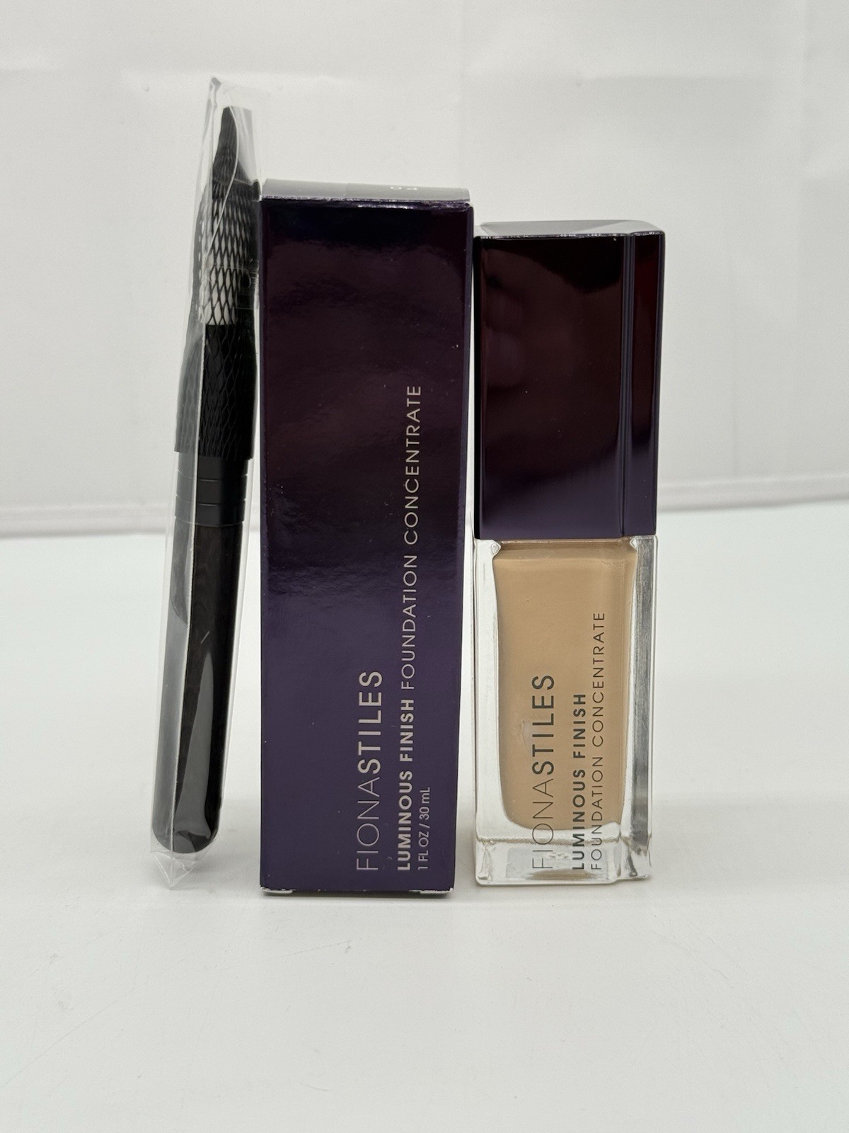 Fiona Stiles Luminous Finish Foundation Concentrate Shade 04 + Brush (1oz)