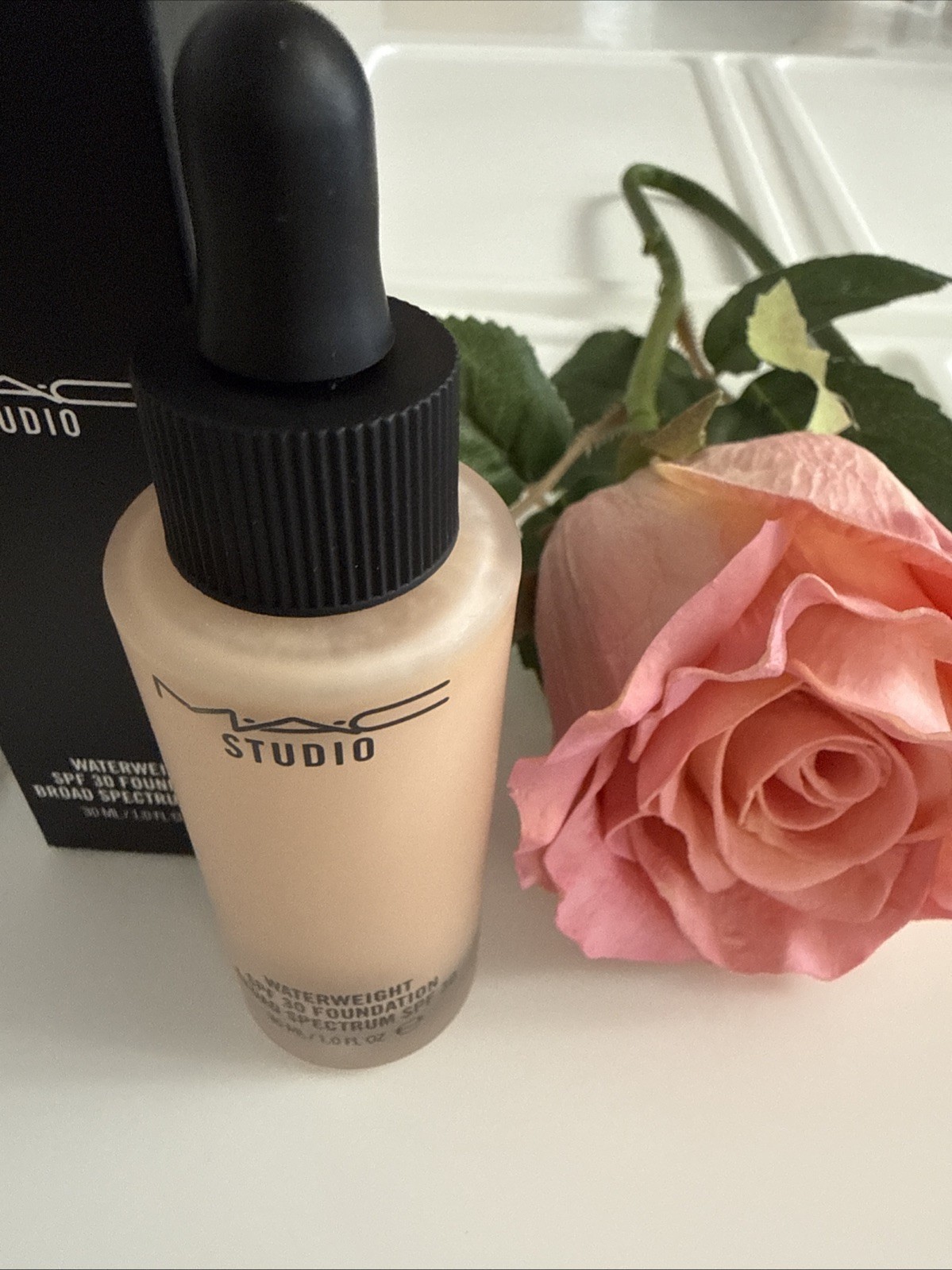 MAC Studio Waterweight Foundation SPF 30 Original Formula – NW22 – Discontinued