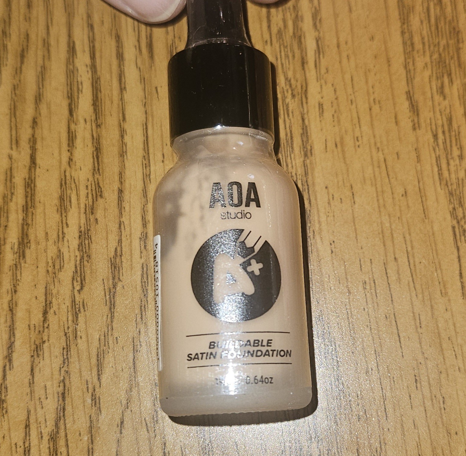 AOA Studio Buildable Satin Foundation In Sand BNIB