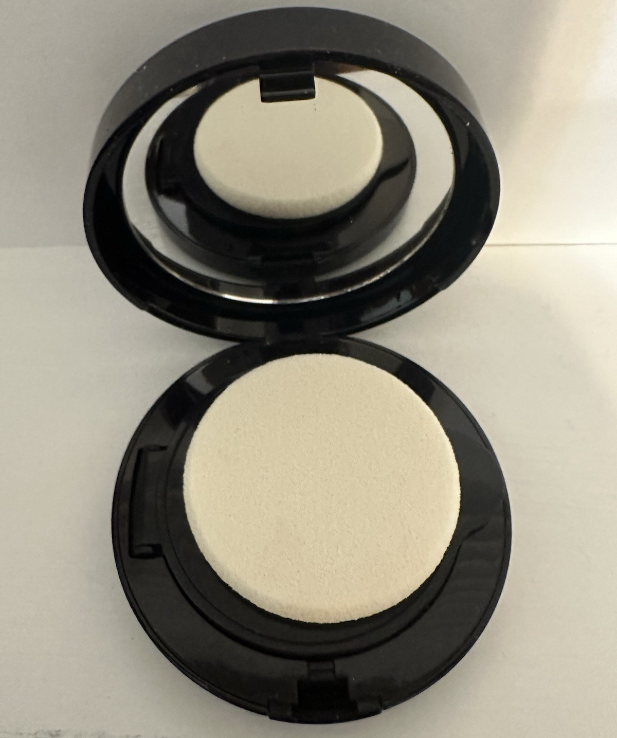 Estée Lauder Perfectionist Serum Compact Makeup – 2C3 Fresco – NIB Discontinued