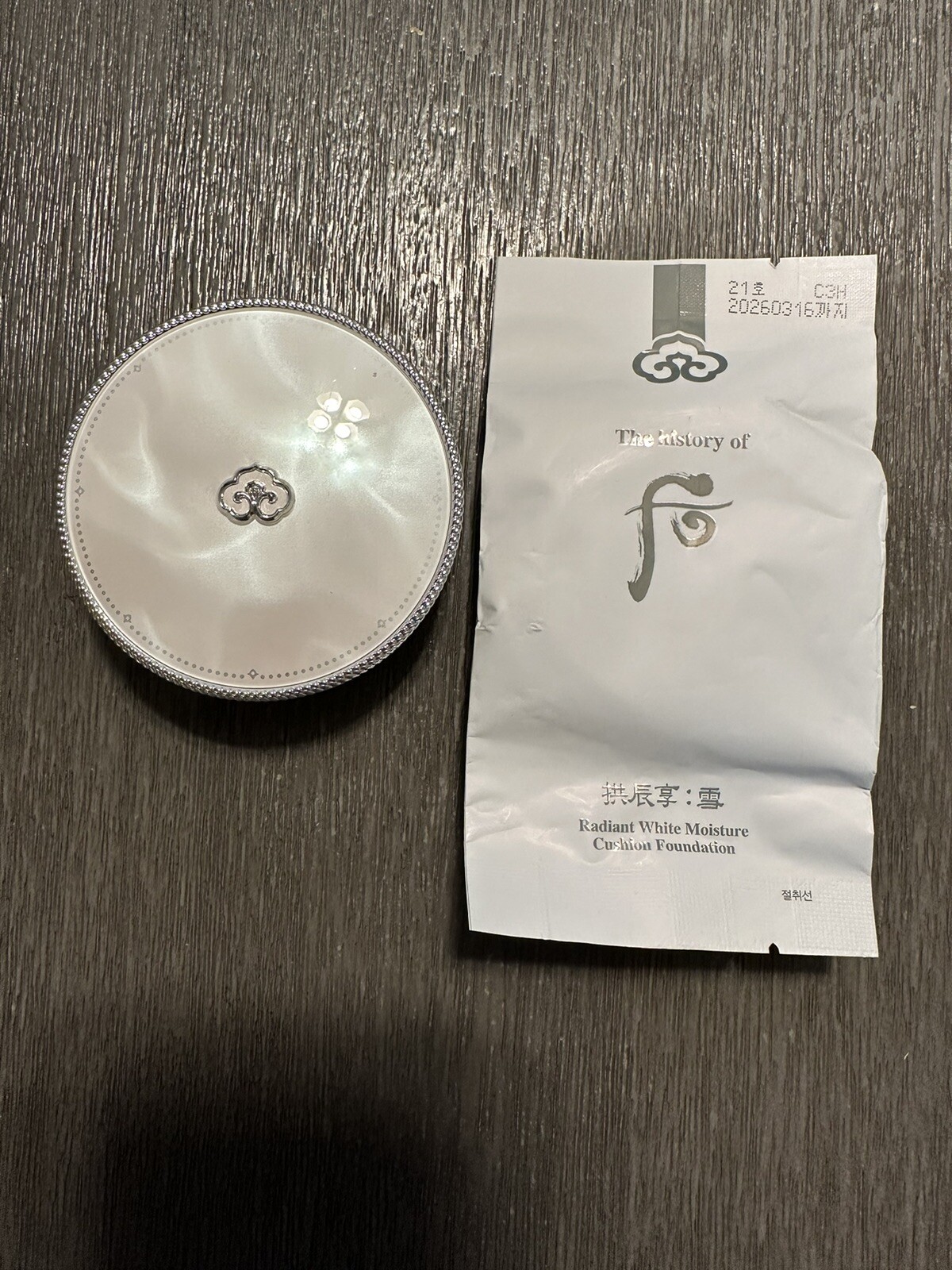 The History of Whoo GONGJINHYANG SEOL Radiant White MOISTURE CUSHION + 1 Refill