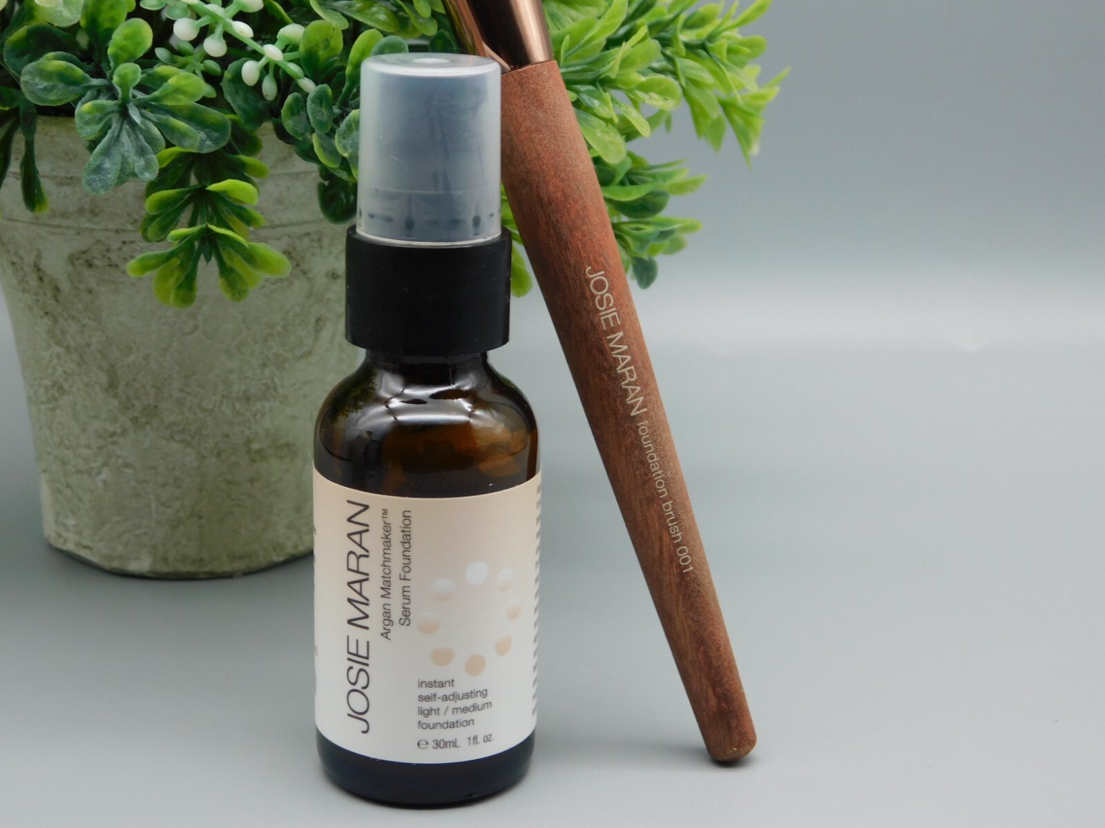 Josie Maran Argan Matchmaker Serum Foundation Light/ Medium With Brush NWOB