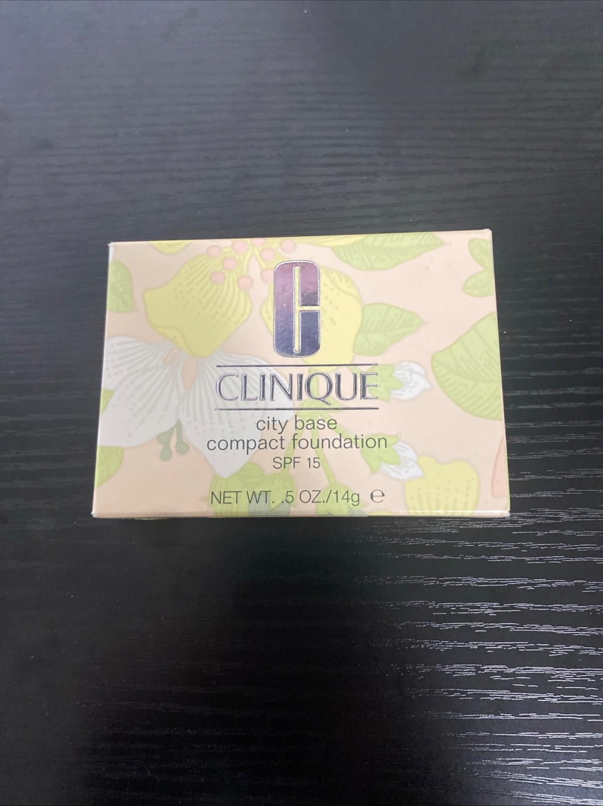 Clinique city base ccompact foundation SPF 15 NET WT. 0.5 oz/14g e NEW NEVER USE
