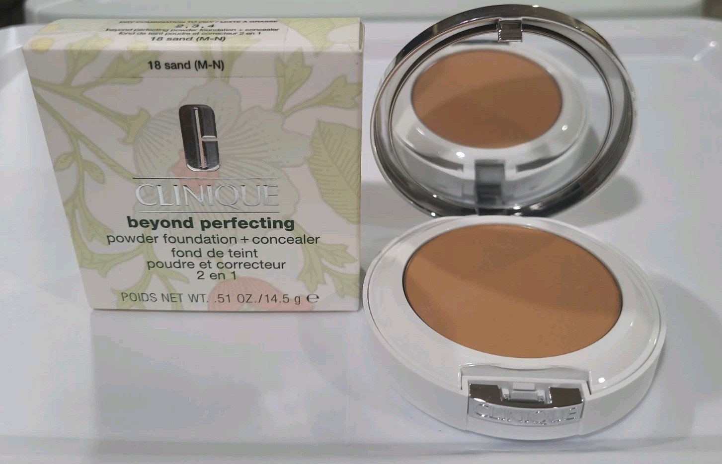 CLINIQUE Beyond Perfecting Powder Foundation + Concealer 2 in 1 – 18 Sand (M-N).