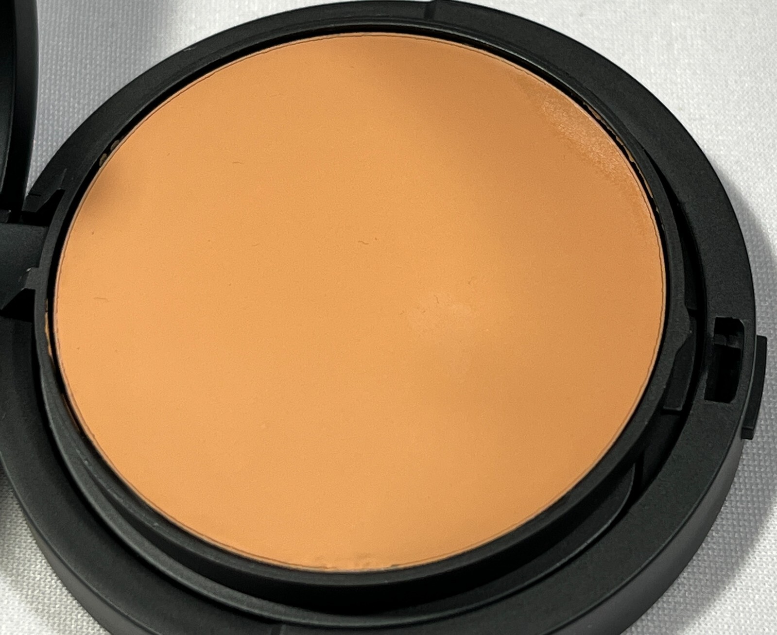 Youngblood Mineral Radiance Creme Powder Foundation, 0.25 oz. – COFFEE (DAMAGED)