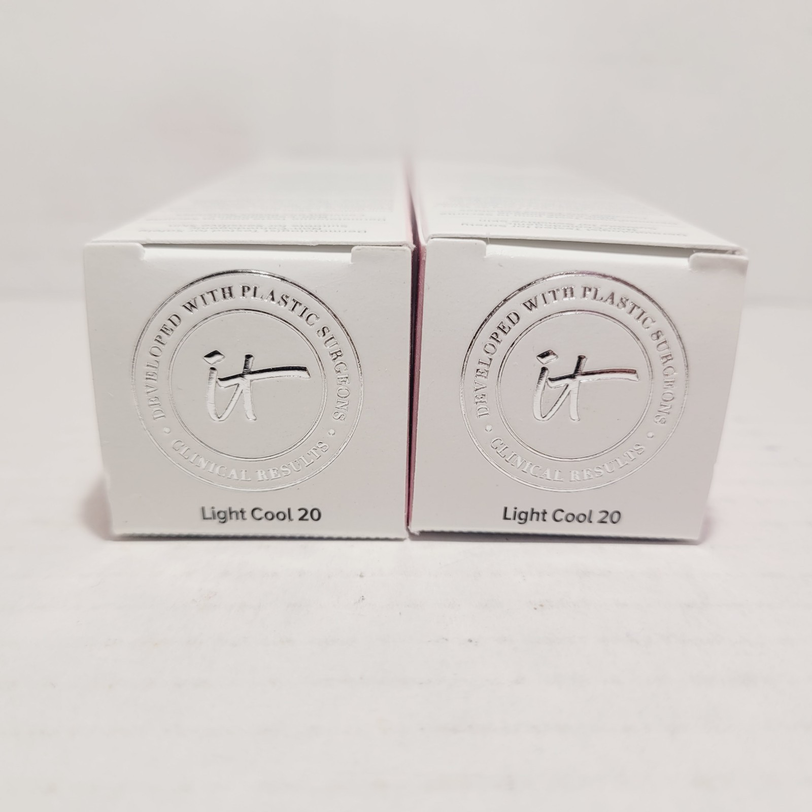 2 it Cosmetics Foundation + Skincare (Light Cool 20) Natural Radiant Finish