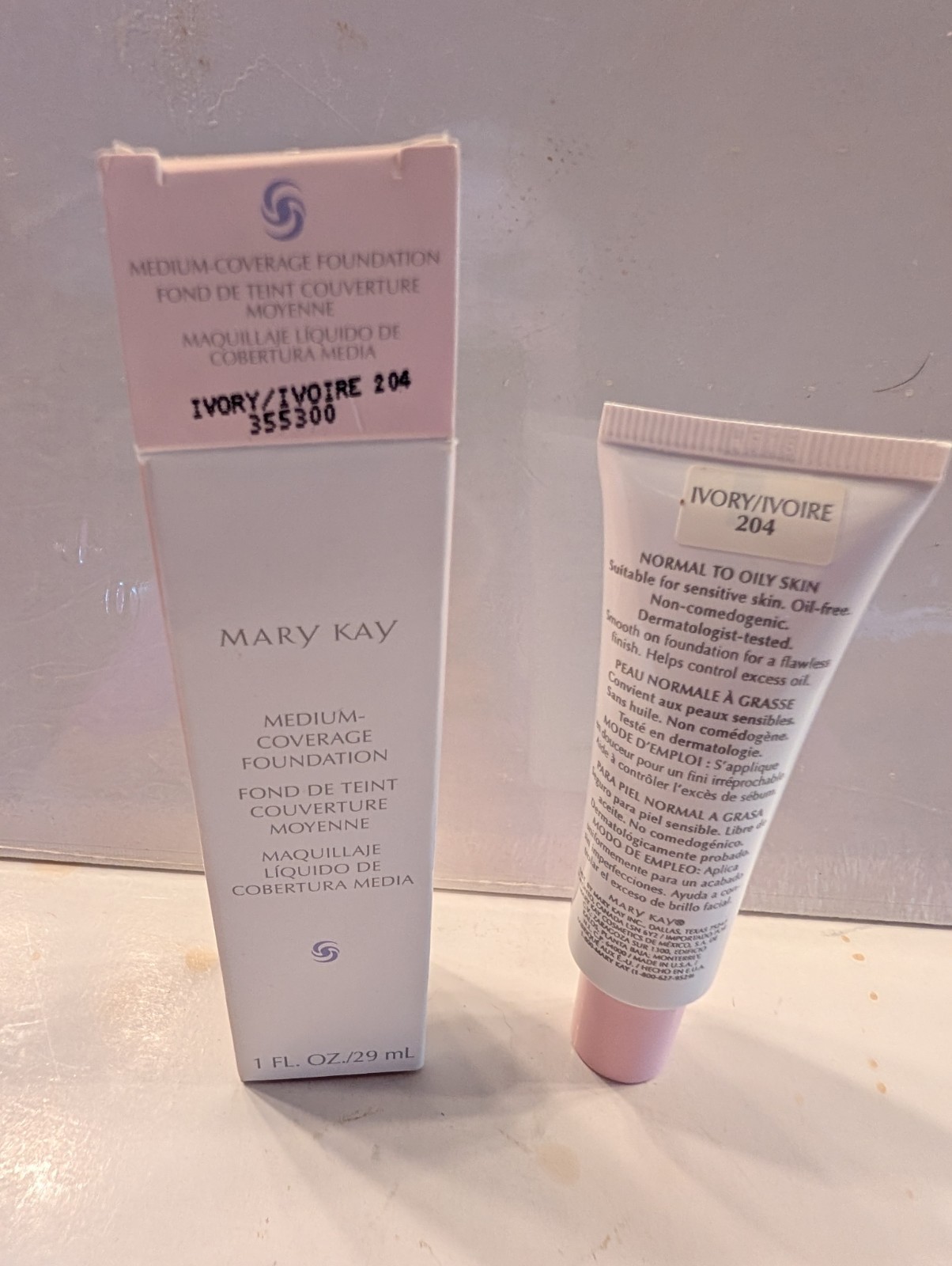 Mary Kay Medium Coverage Foundation, Ivory 204, Pink Cap