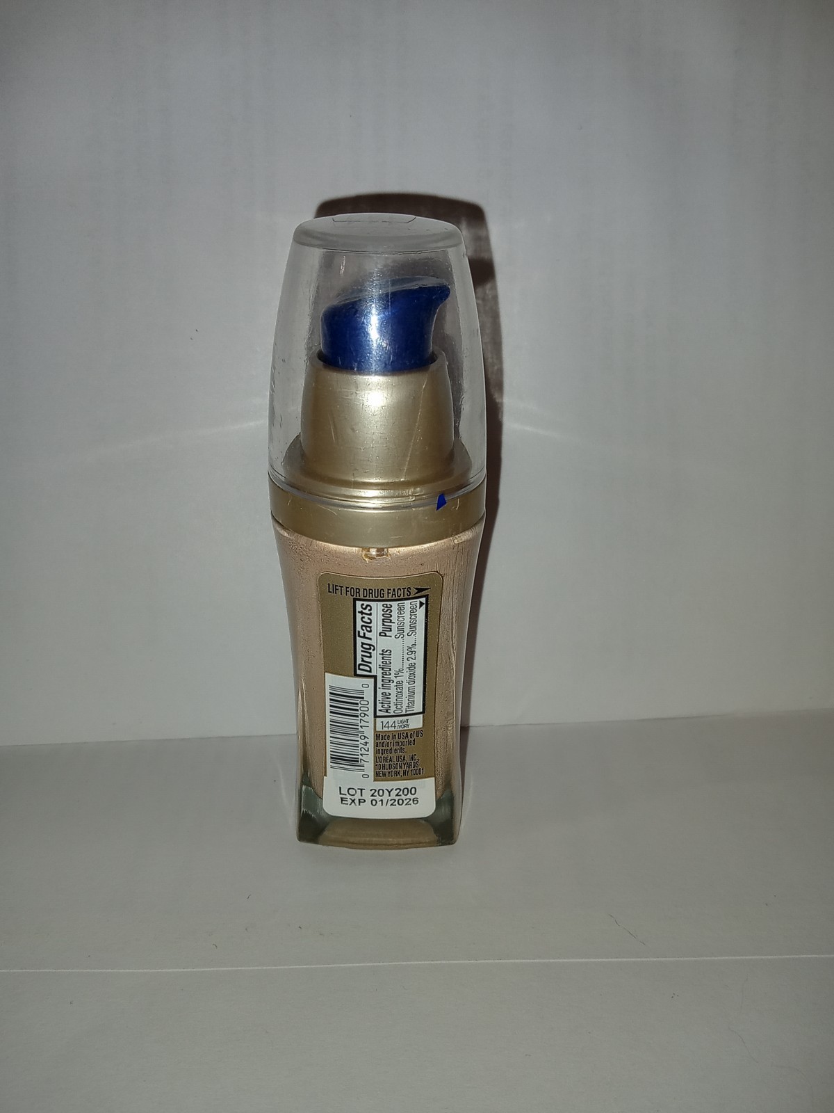 Loreal Visible Lift Serum Absolute Foundation Light Ivory #144 New Exp. 1/2026