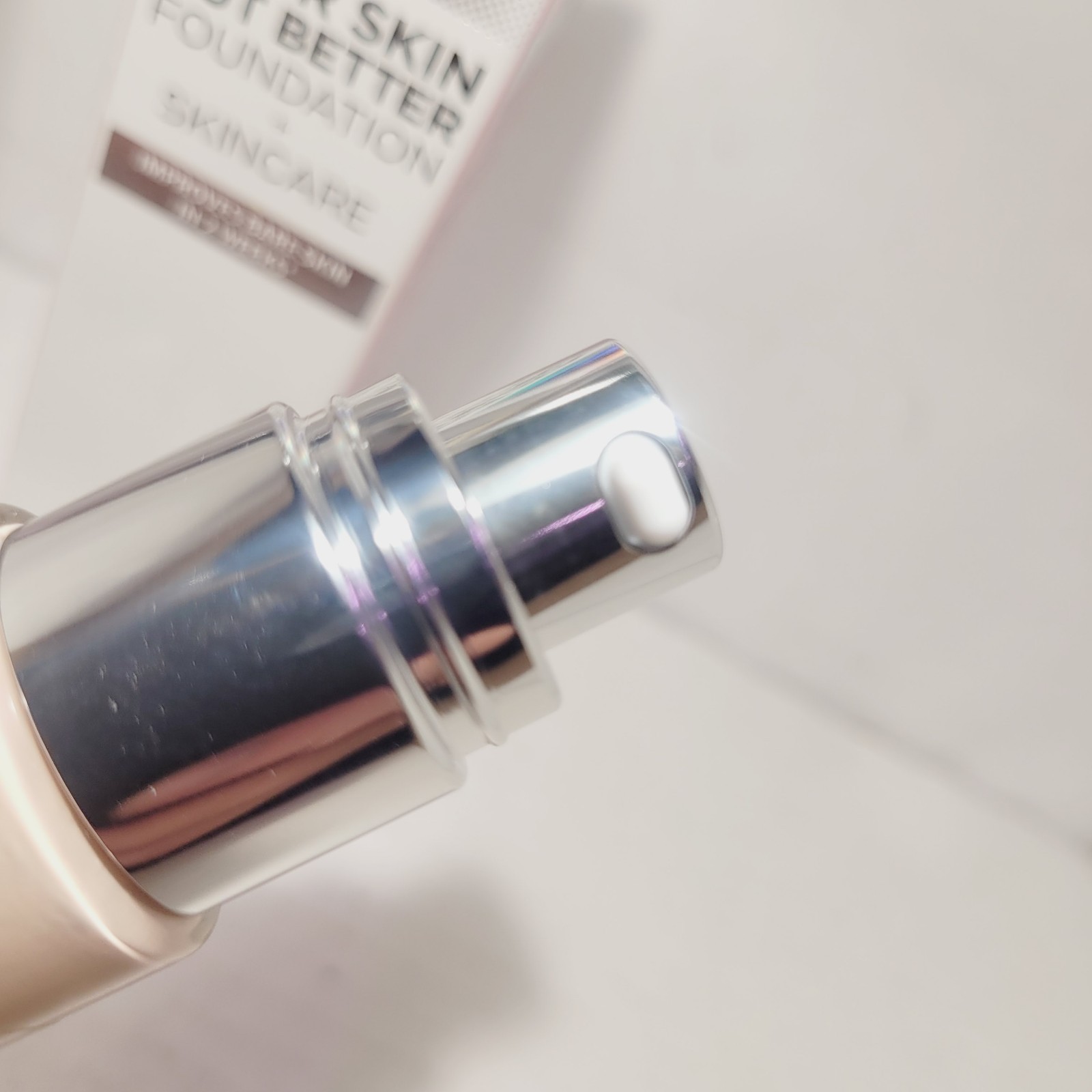 it Cosmetics Foundation + Skincare Light Cool 20 & Liquid Foundation Brush