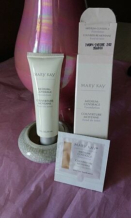 MARY KAY Medium-Coverage Foundation IVORY 202 (356800) Gray Cap