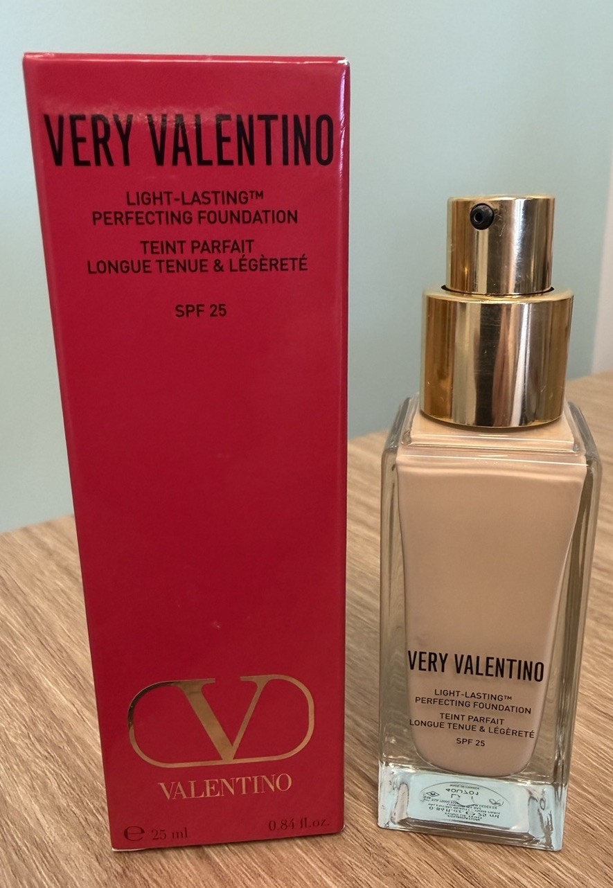 Very Valentino Light Lasting Perfecting Foundation Shade LA1 By w/box NO Cap