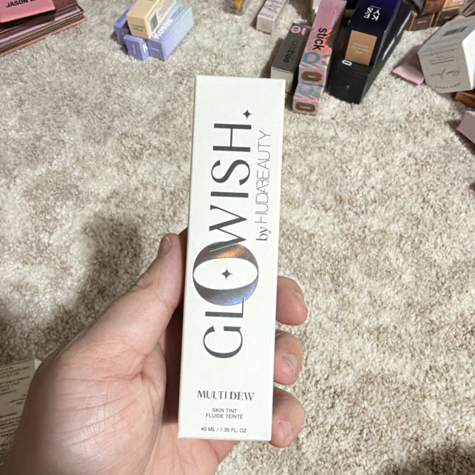 Huda Beauty GloWish MultiDew Skin Tint 04 Light Medium 40ml / 1.35 fl oz