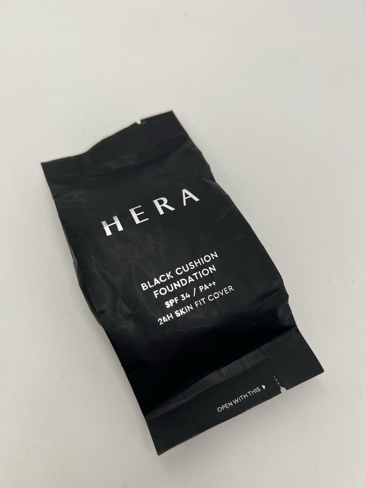 Hera Black Cushion Foundation, 5g -Vanilla – SPF 34 PA++