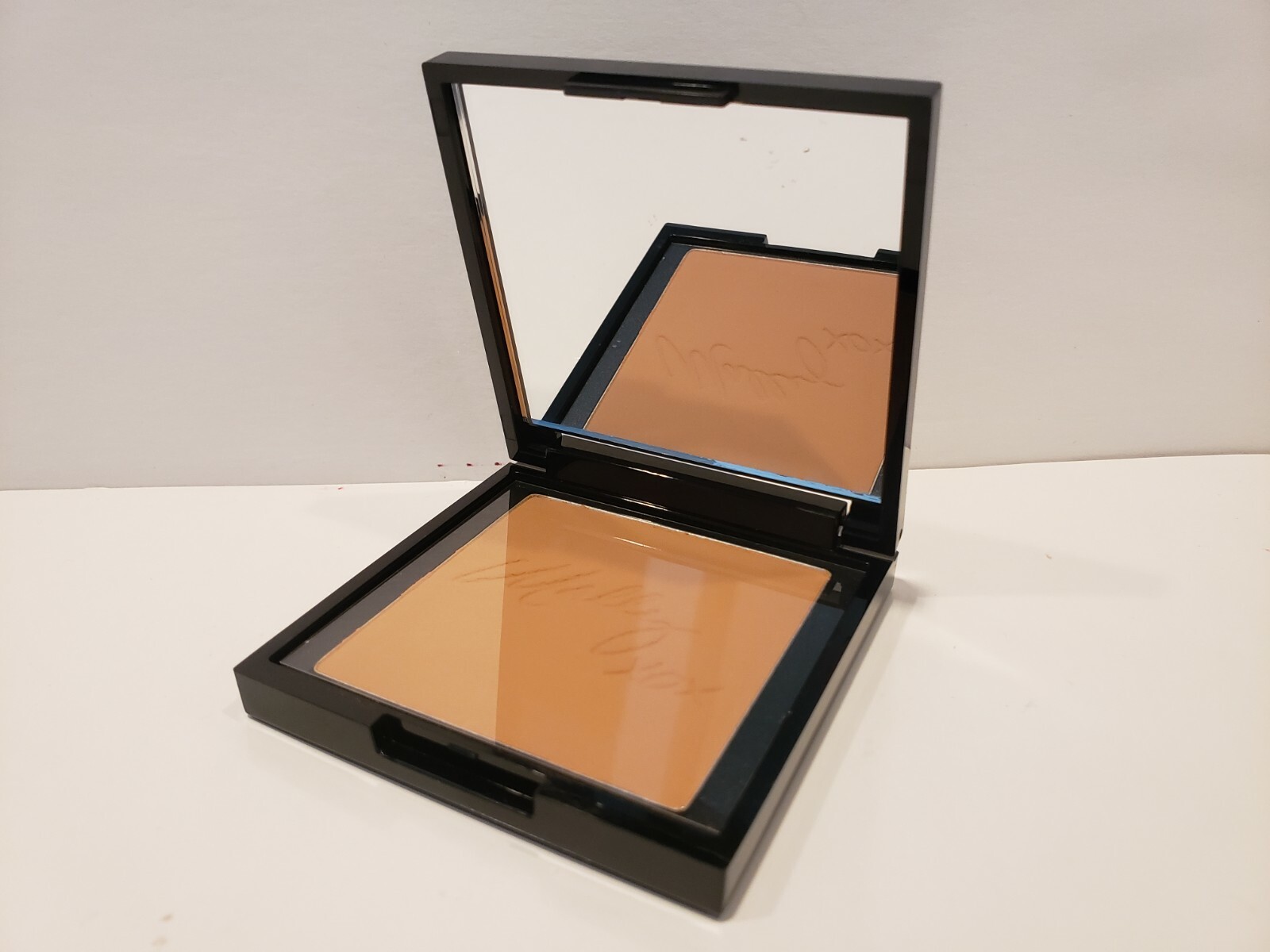 Mally- 4K Ultra HD Fantasy Foundation Compact – Medium – 0.33 Oz