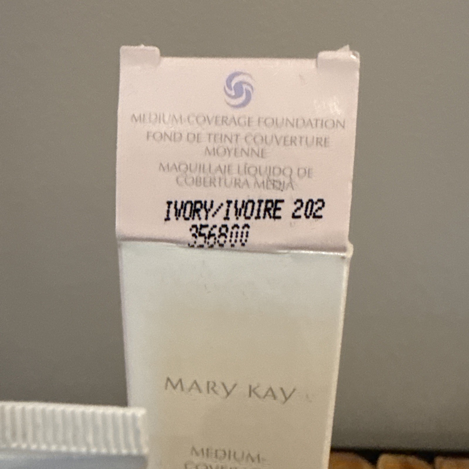 Mary Kay Medium Coverage Foundation Ivory 202 Pink Cap – 1 OZ – 356800