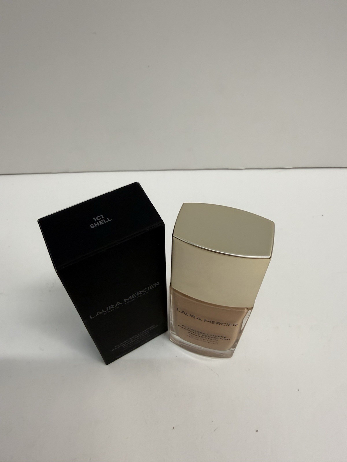 Laura Mercier Flawless Lumiere Radiance-Perfecting Foundation – 1C1 Shell, 1 oz
