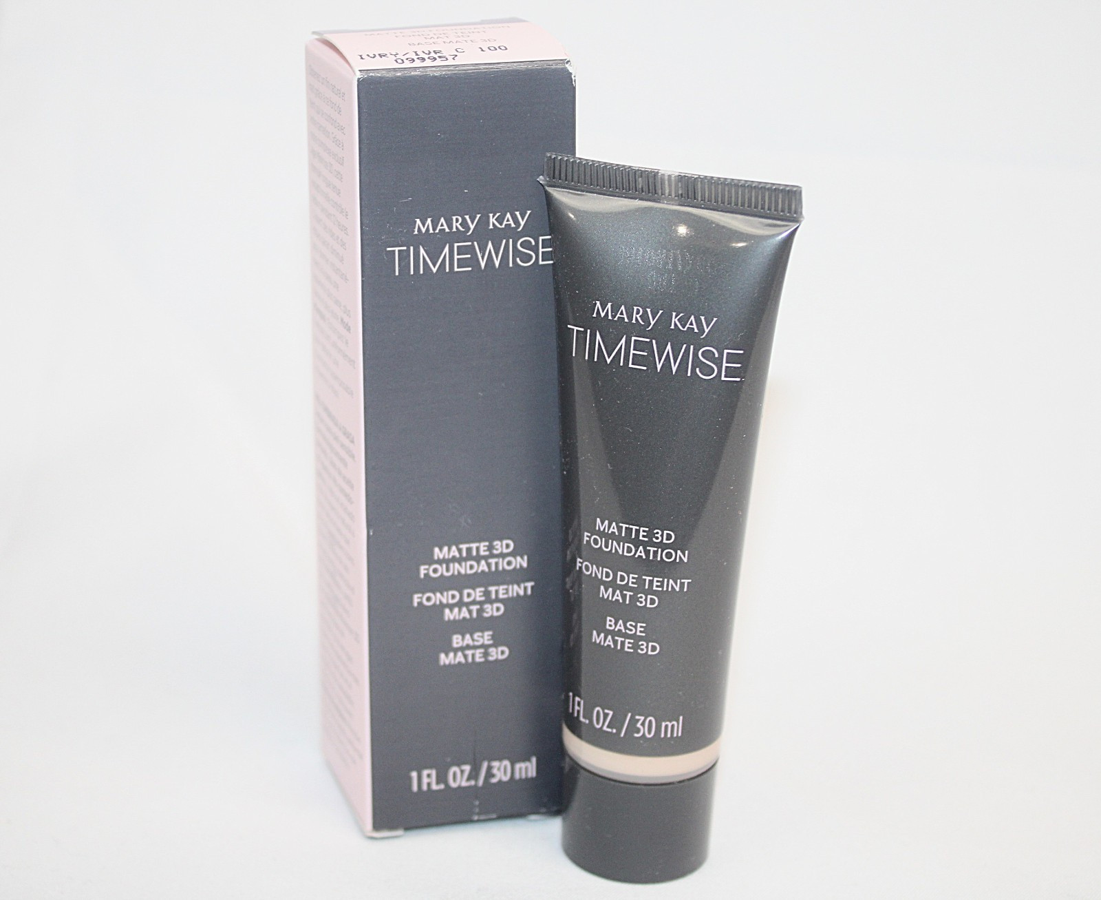 MARY KAY Matte 3D Foundation Ivory C 100 099957 Liquid 1 fl. oz. NEW in Box