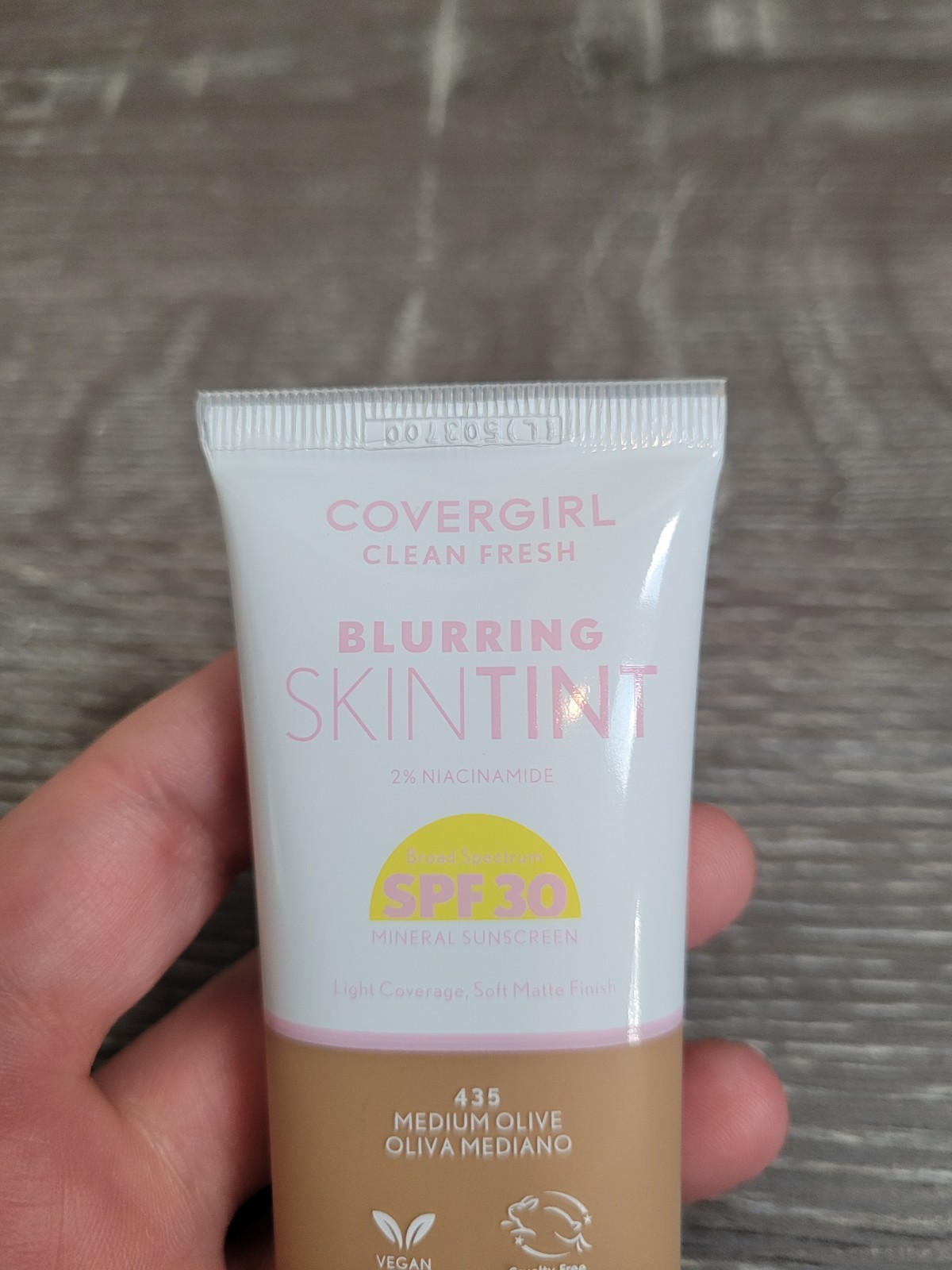 New Covergirl Clean Fresh Blurring Skin Tint SPF 30 Medium Olive 435 1 Fl. Oz.