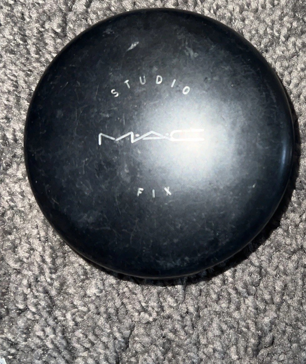 MAC STUDIO FIX Make Up NC42 preowned