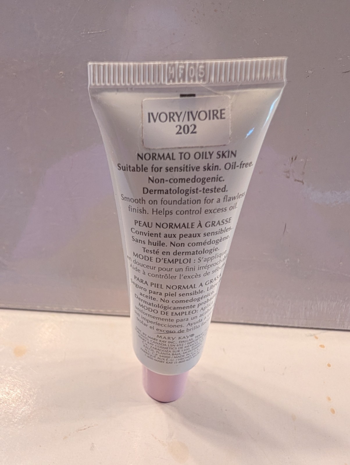 Mary Kay Medium Coverage Foundation, Ivory 202, Pink Cap