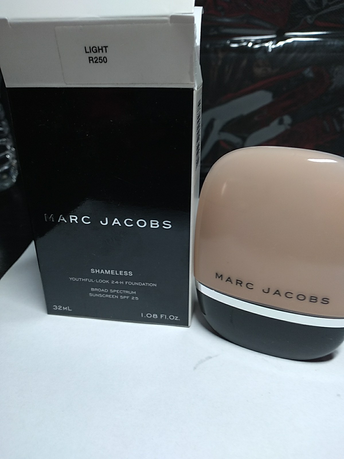 Marc Jacobs Shameless Youthful-Look 24H Foundation, LIGHT R250, 1.08 FL OZ NIB