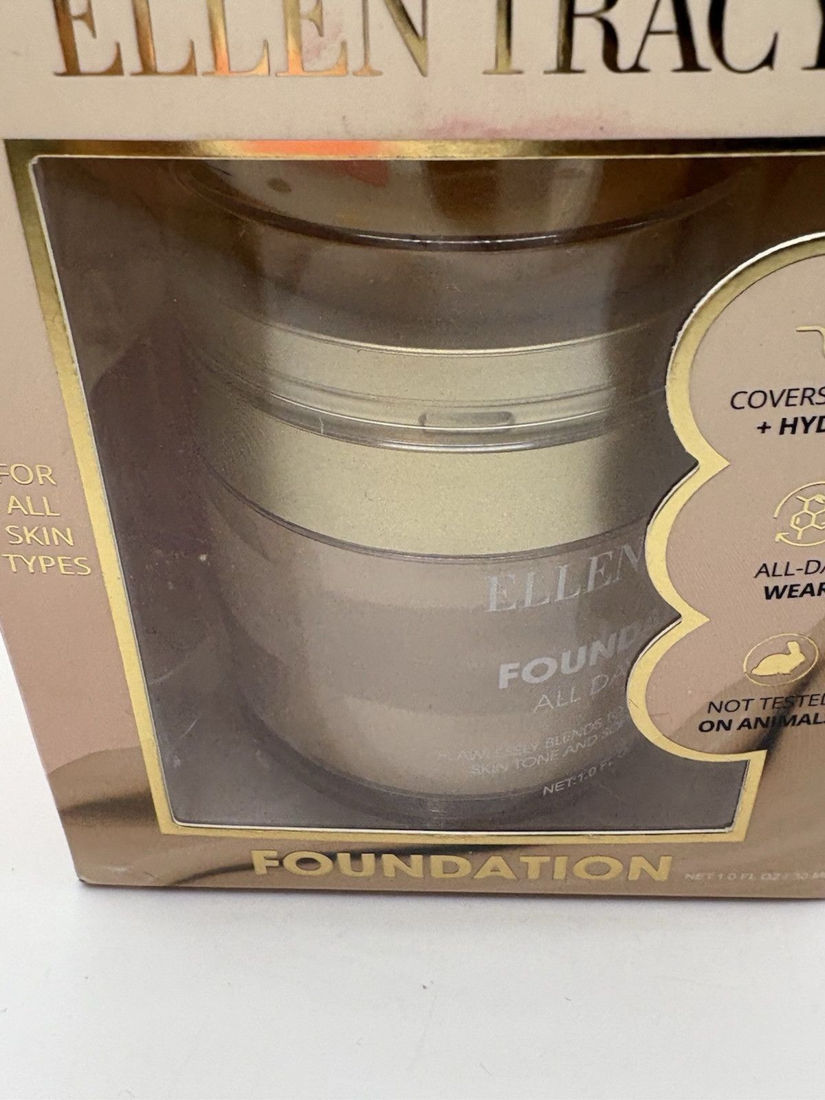 Ellen Tracy 01 Warm Ivory Foundation / Covers, Sculpts + Hydrates