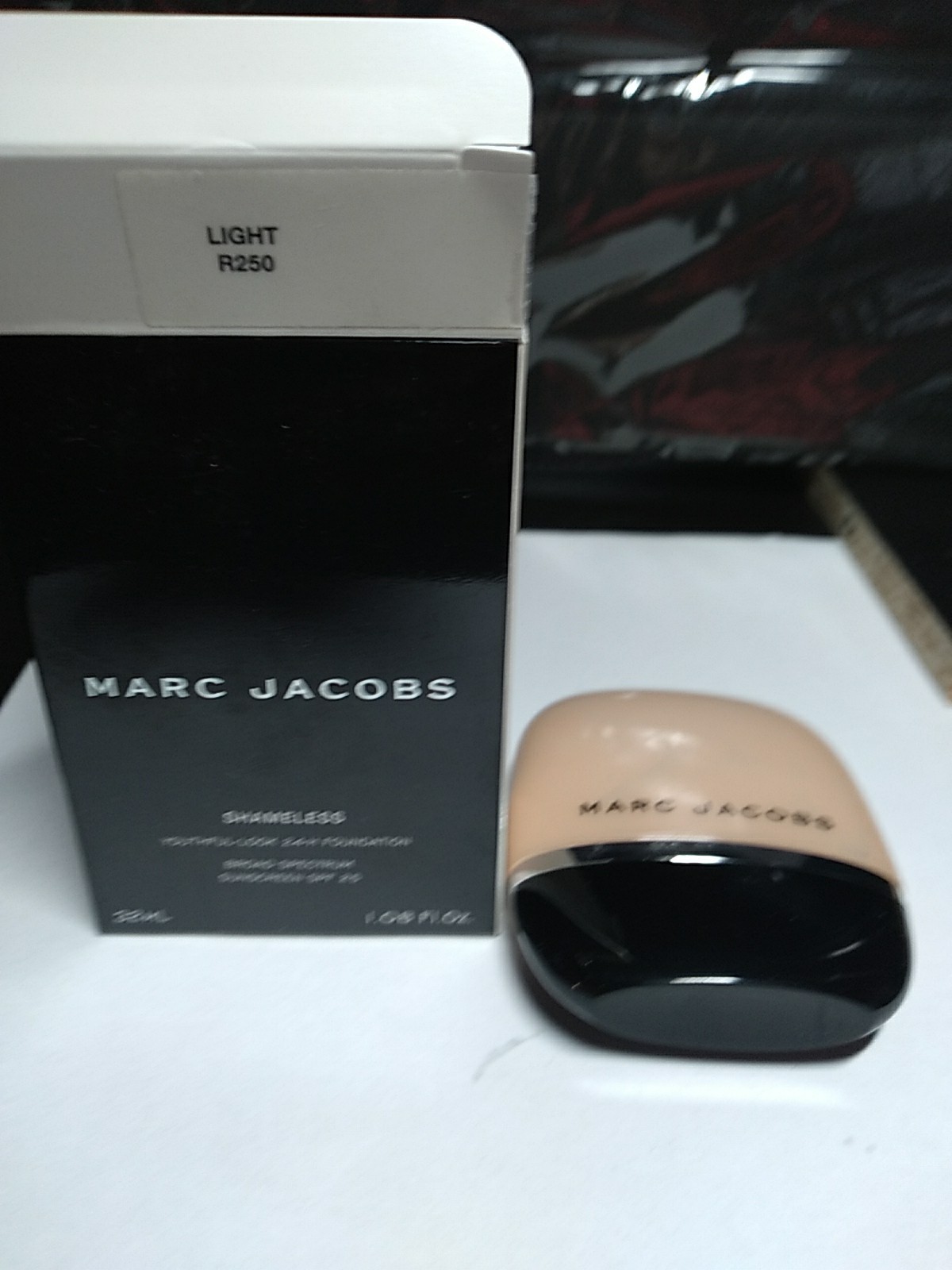 Marc Jacobs Shameless Youthful-Look 24H Foundation, LIGHT R250, 1.08 FL OZ NIB