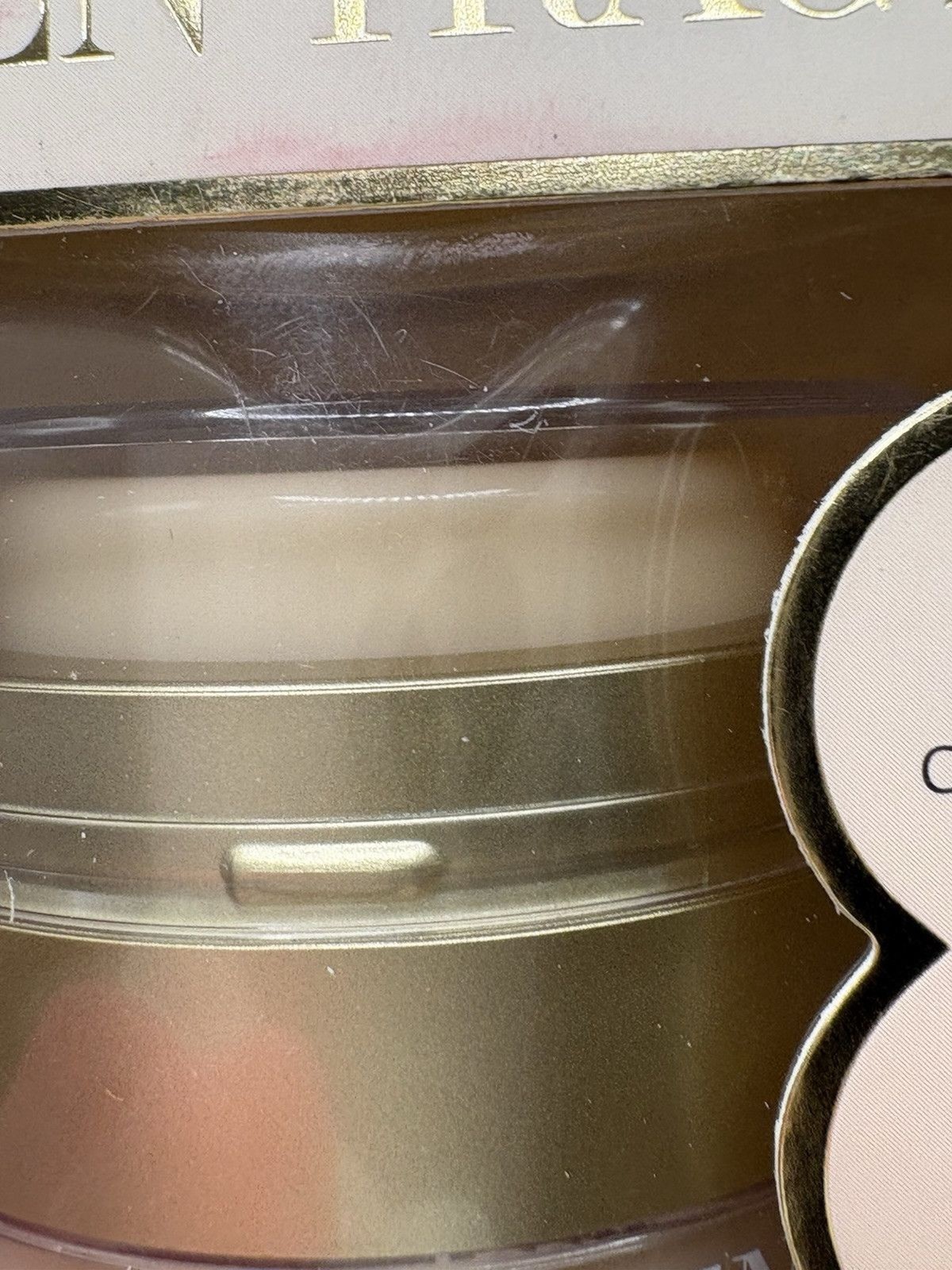 Ellen Tracy 01 Warm Ivory Foundation / Covers, Sculpts + Hydrates