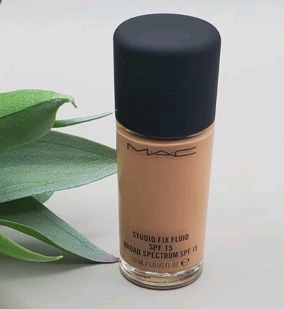M.A.C NW18 Studio Fix Fluid SPF 15 ~1.0 fl New Without Box