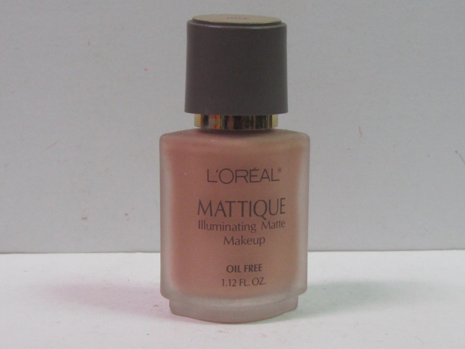 L’Oreal Mattique Illuminating Matte Makeup Oil Free 1.12 oz color Pale Brand New