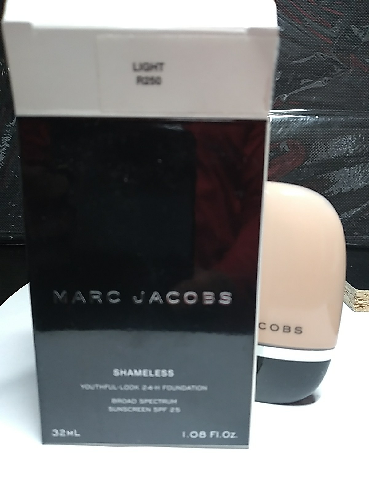 Marc Jacobs Shameless Youthful-Look 24H Foundation, LIGHT R250, 1.08 FL OZ NIB