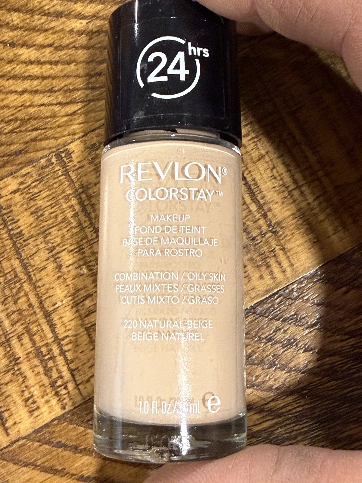 Revlon ColorStay Foundation For Combo/Oily Skin – 24 Hour – #220 Natural Beige