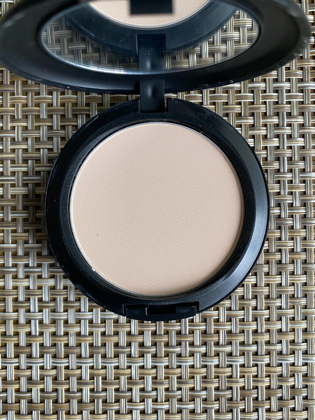 MAC STUDIO FIX POWDER PLUS FOUNDATION (0.52 oz./15 g.): NW 15 — NEW