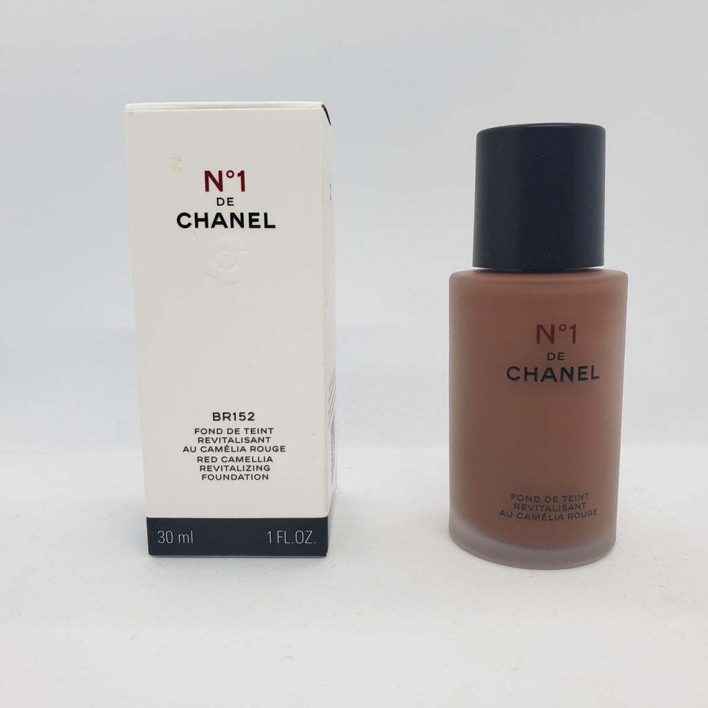 Chanel No.1 de CHANEL Red Camelia Revitalizing Foundation BR152 New