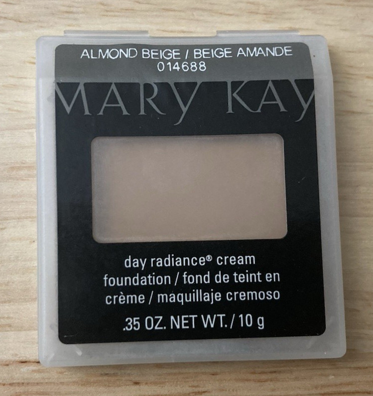 Mary Kay 014688 Almond Beige Day Radiance Cream Foundation .35oz (New in Box)
