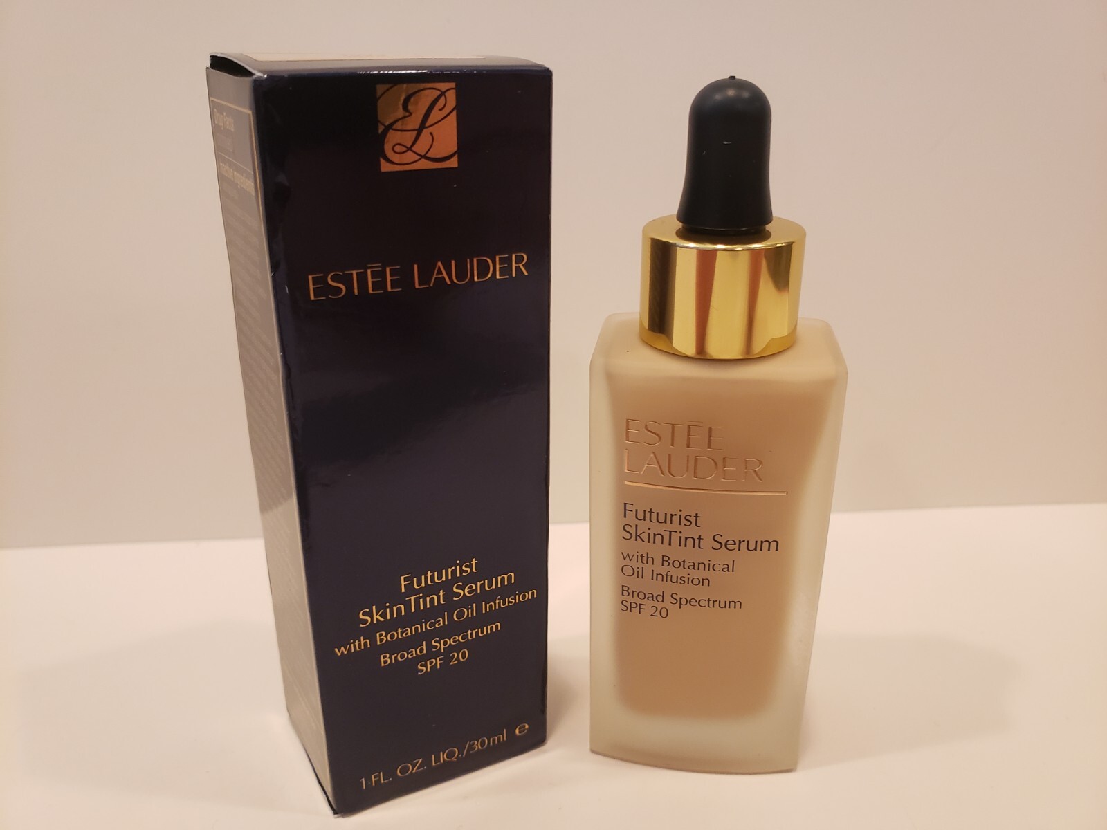 Estee Lauder~Futurist SkinTint Serum Foundation w/ SPF20~1W1 Bone~1oz~NI