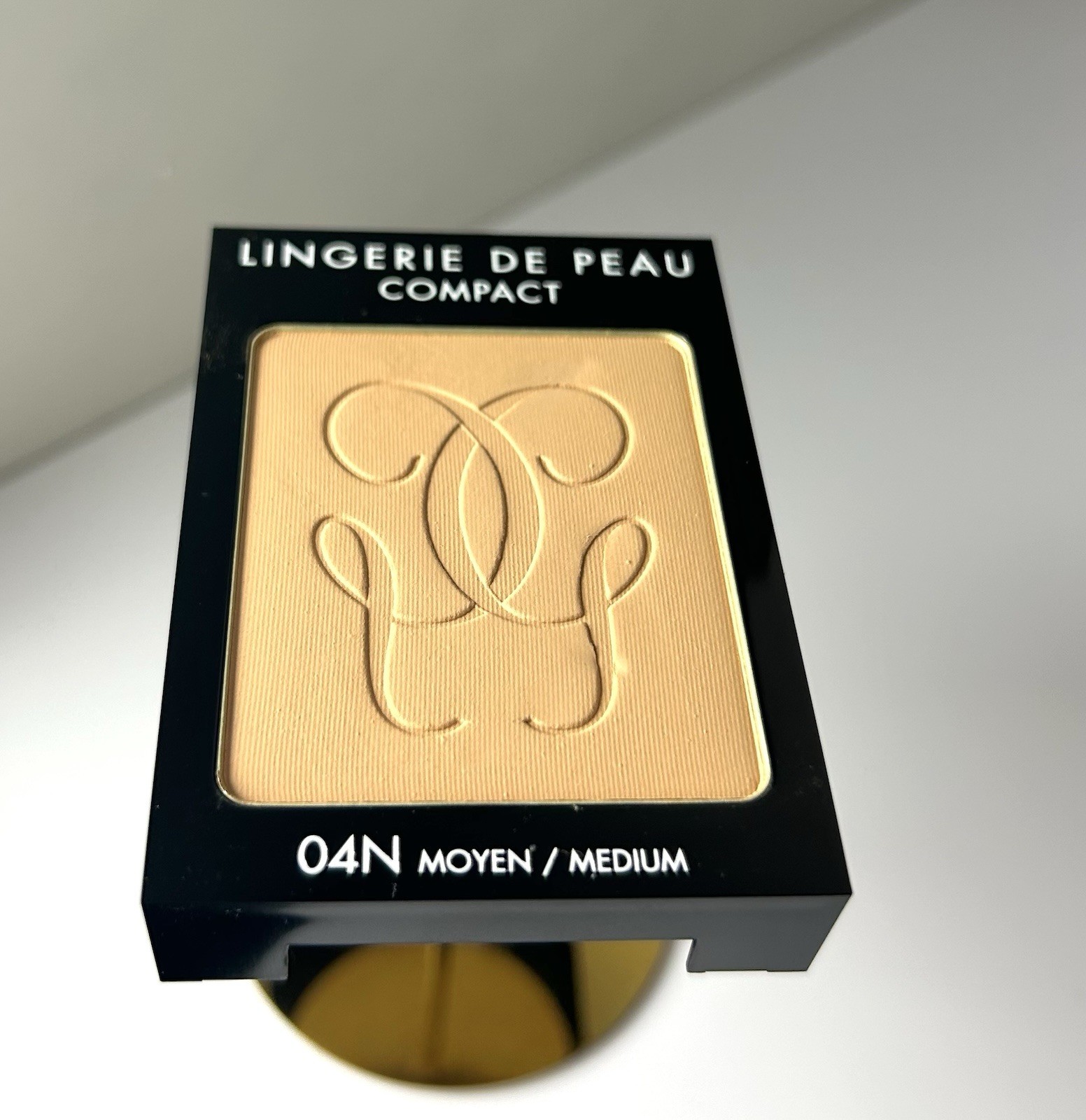 Guerlain Lingerie De Peau Compact 04N Moyen/ Medium 8.5 g/0.29 OZ New