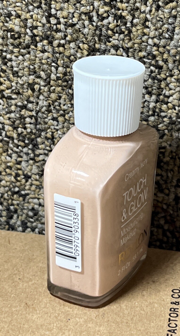 Revlon Touch & Glow Moisturizing Makeup Foundation CREAMY IVORY~ 2 oz.