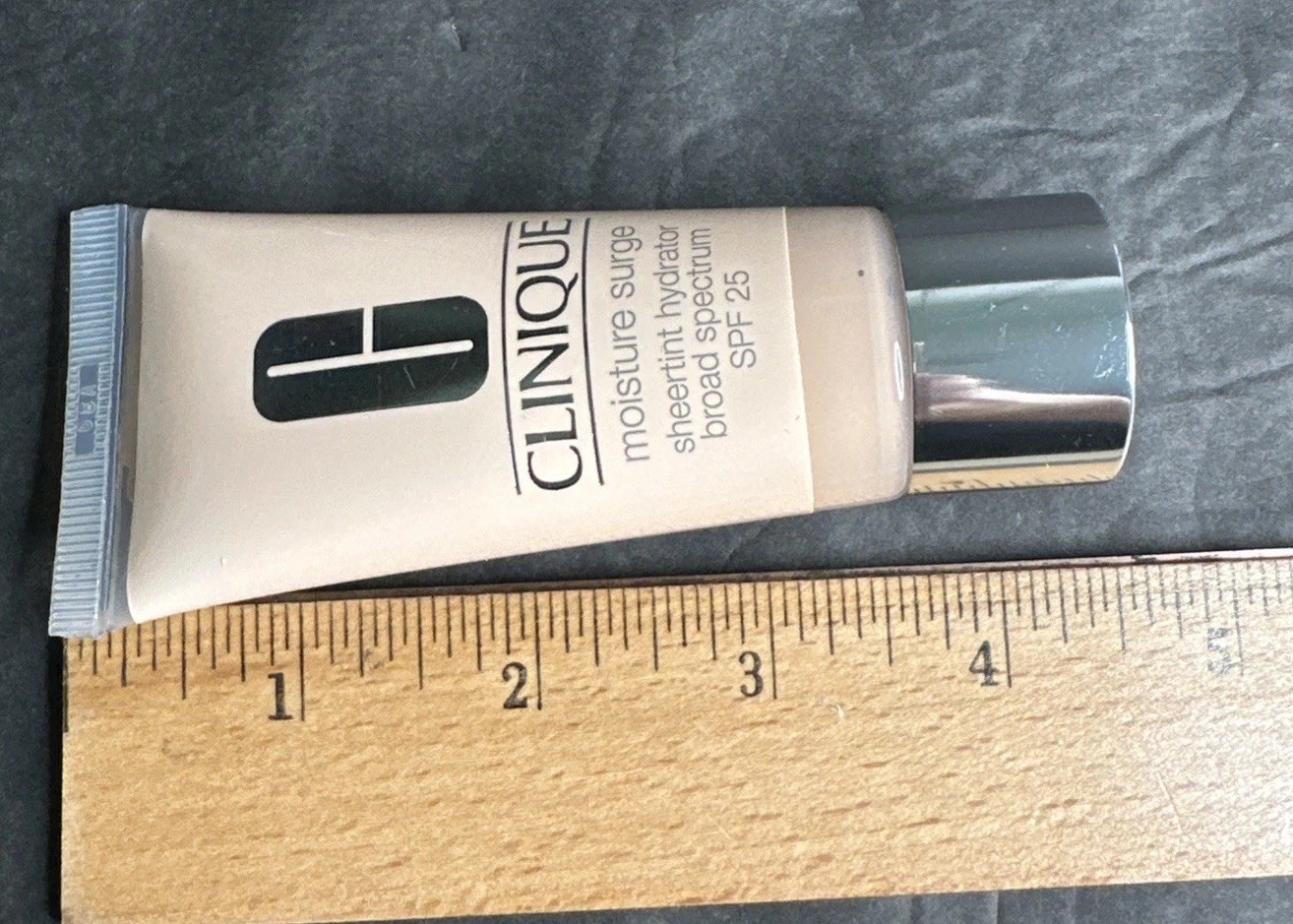 Clinique UNIVERSAL VERY LIGHT Moisture Surge Sheertint Hydrator SPF 25 1.4Oz