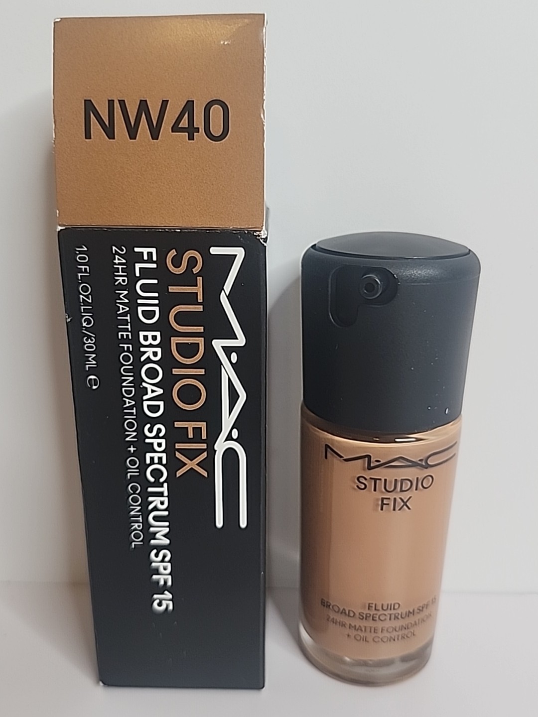 M.A.C NW40 Studio Fix Fluid SPF 15 Broad Spectrum 24 HR Matte Foundation
