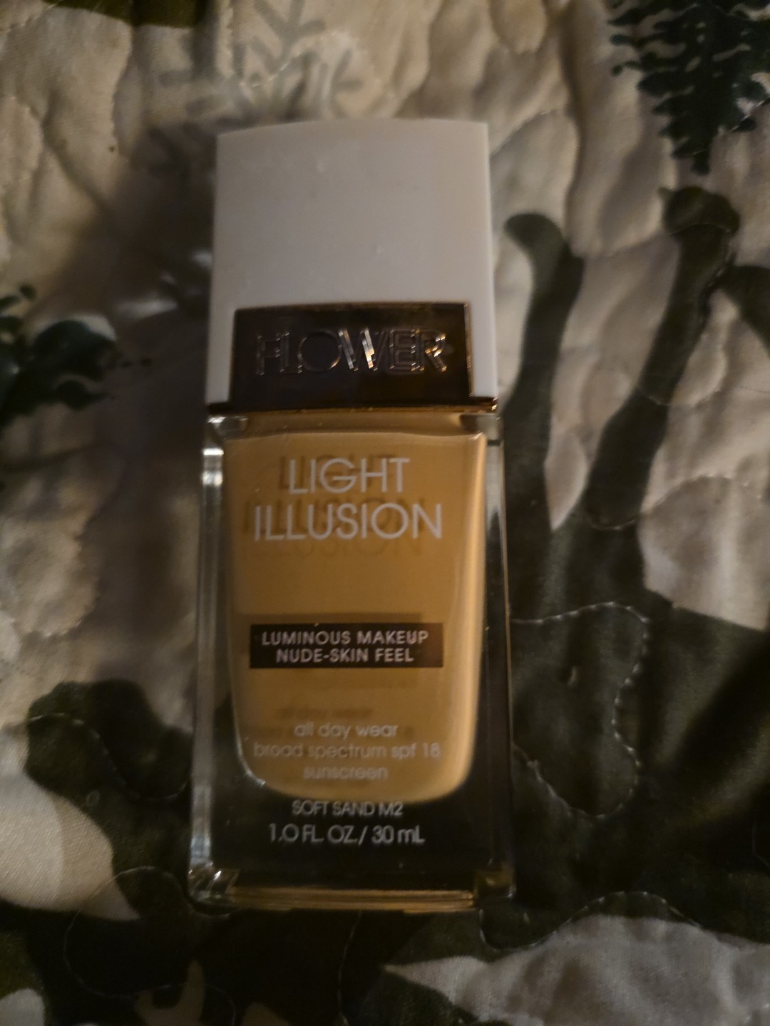 Flower Beauty Light Illusion Liqid Foundation – Soft Sand With SPF 18