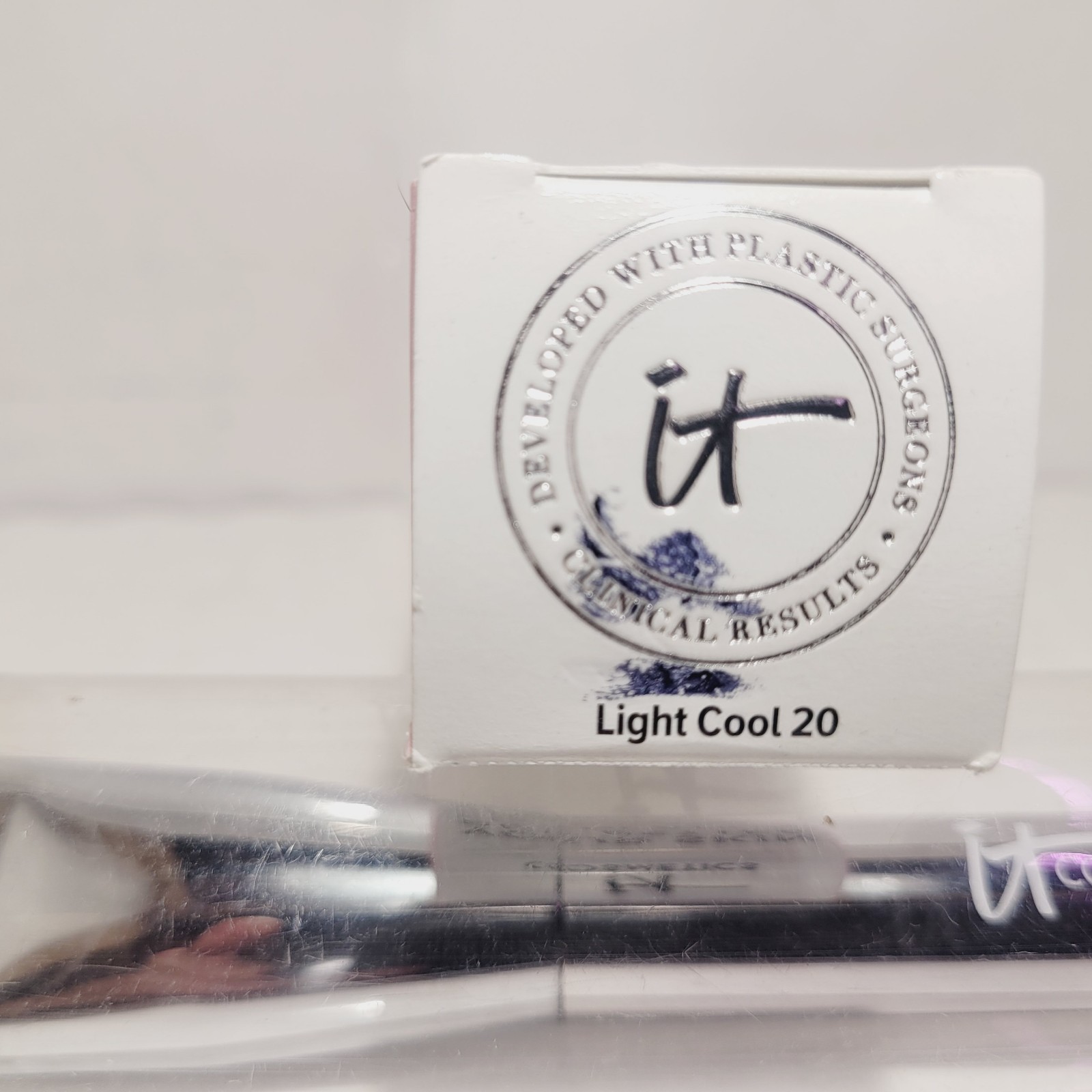 it Cosmetics Foundation + Skincare Light Cool 20 & Liquid Foundation Brush