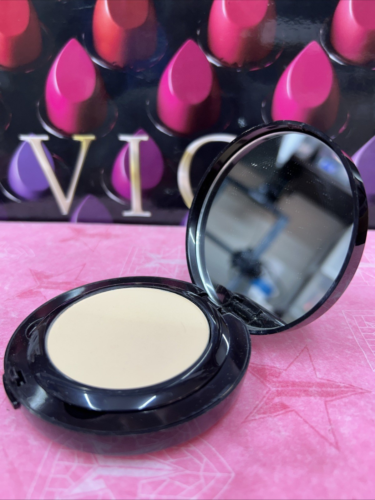 READ DESCRIPTION laura mercier smooth finish foundation powder 01