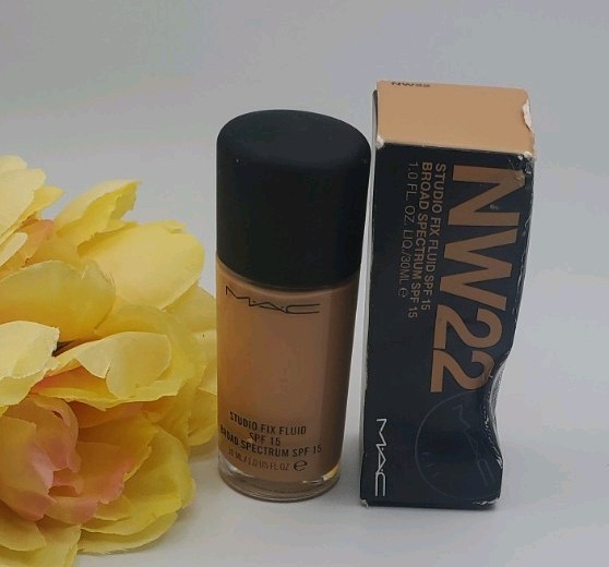M·A·C Studio Fix Fluid Liquid Foundation NW22 Matte Full SPF 15 1 oz 24M