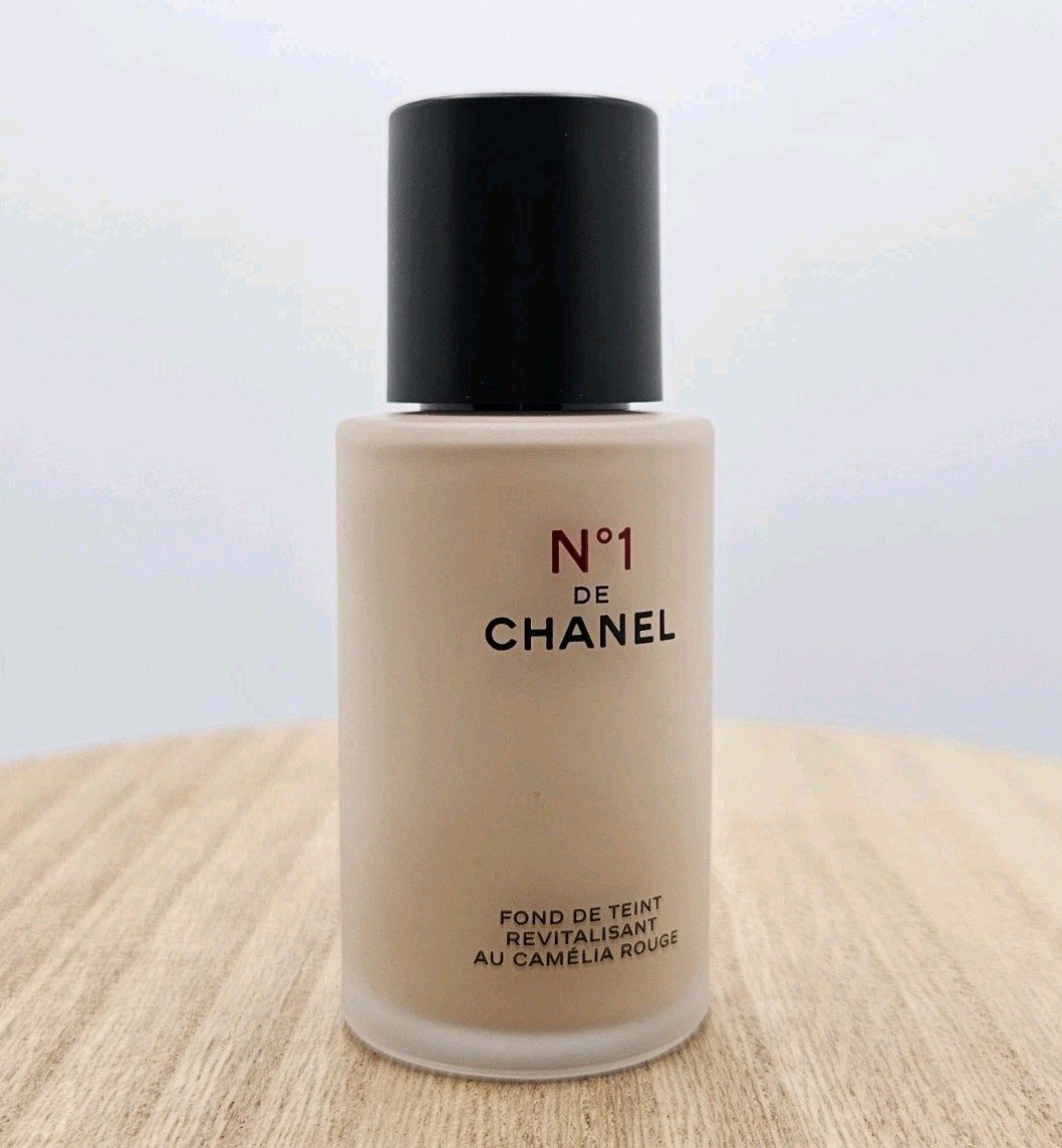 NEW N°1 de Chanel Red Camellia Revitalizing Foundation BD21 No 1 – 30 ml / 1 oz