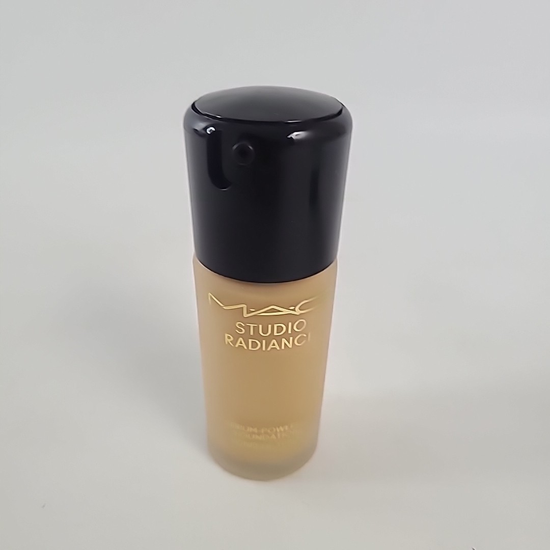 MAC Studio Radiance Serum-Powered Foundation NC20 1.0oz / 30ml