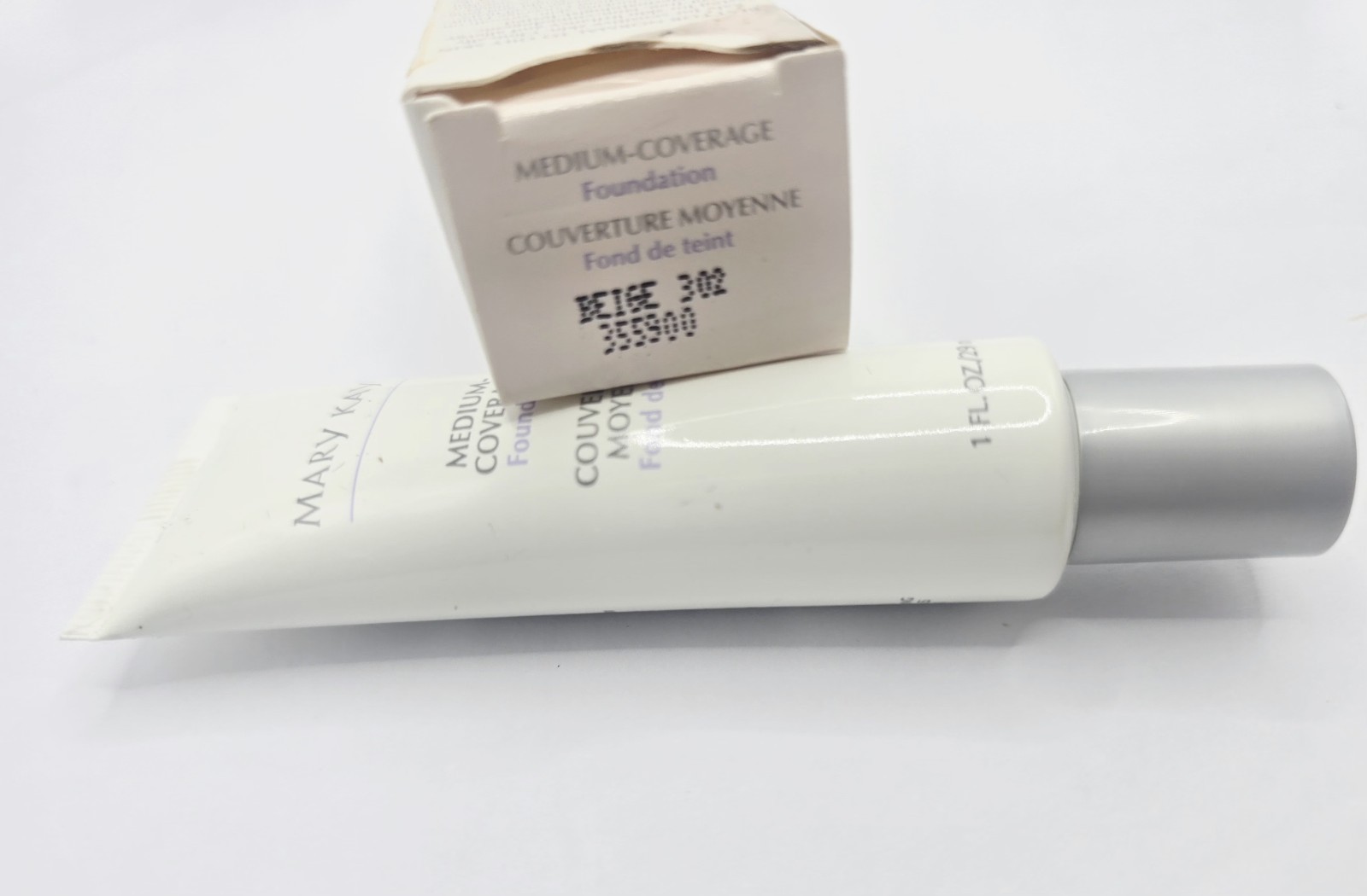 Mary kay Medium coverage foundation Beige 302. New With Box Discontinued