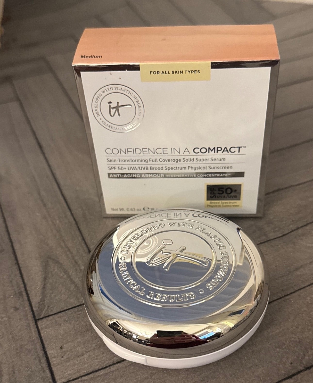 IT Cosmetics Confidence in A Compact Skin Transforming Solid Serum MEDIUM
