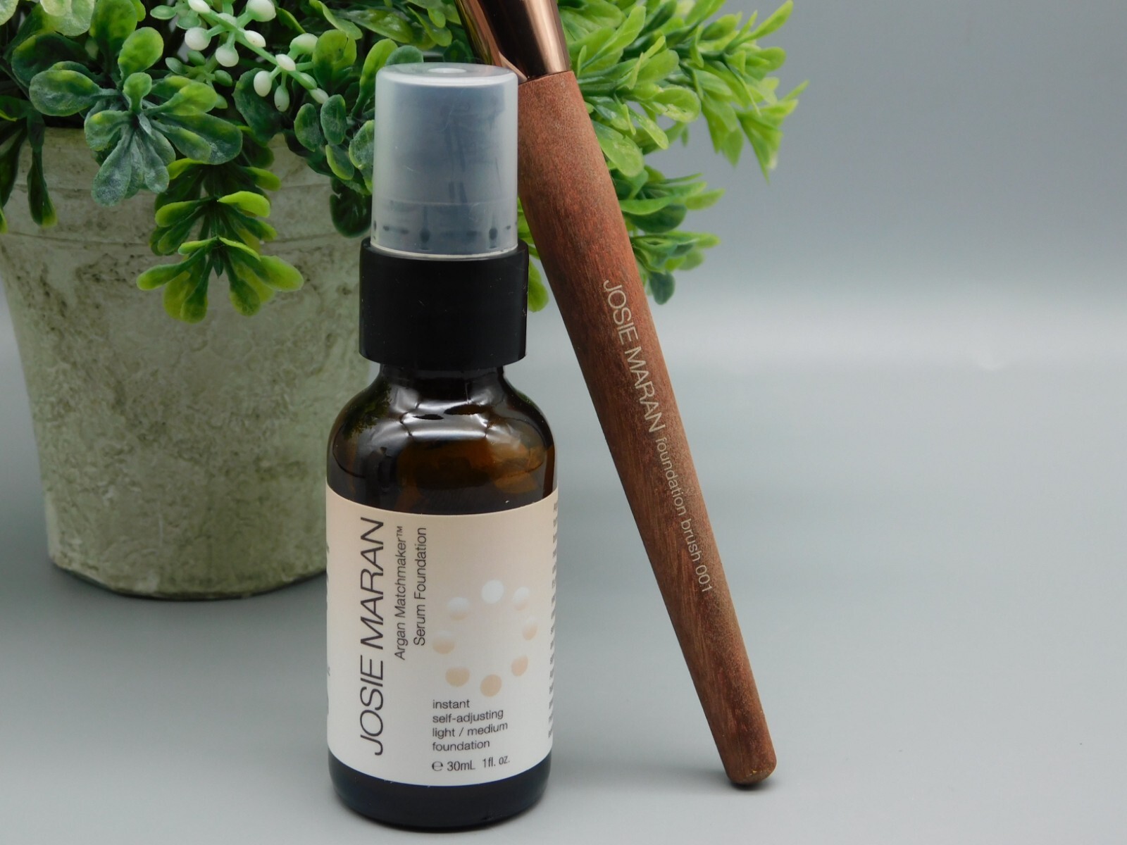 Josie Maran Argan Matchmaker Serum Foundation Light/ Medium With Brush NWOB