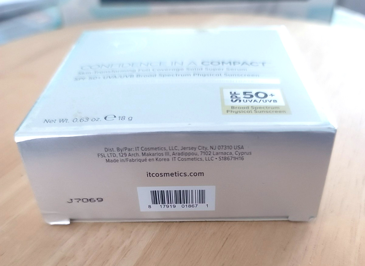 IT Cosmetics Confidence in a Compact SPF50+ Solid Serum Foundation Medium